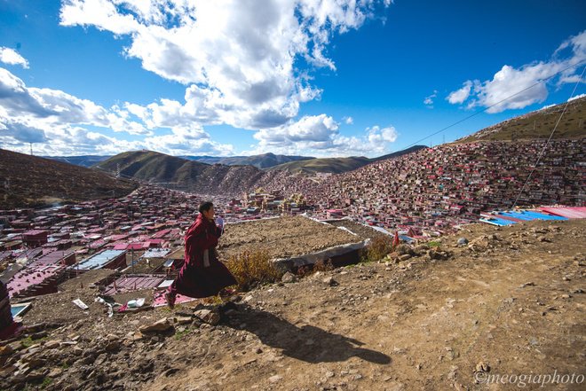 Buổi chiều nắng l&ecirc;n cả thung lũng bừng s&aacute;ng trong &aacute;nh mặt trời, cuộc sống của c&aacute;c tăng, ni ở đ&acirc;y diễn ra kh&aacute; nhộn nhịp với những sinh hoạt đời thường từ mua b&aacute;n, ăn uống, đọc kinh v&agrave; nghi&ecirc;n cứu học tập.